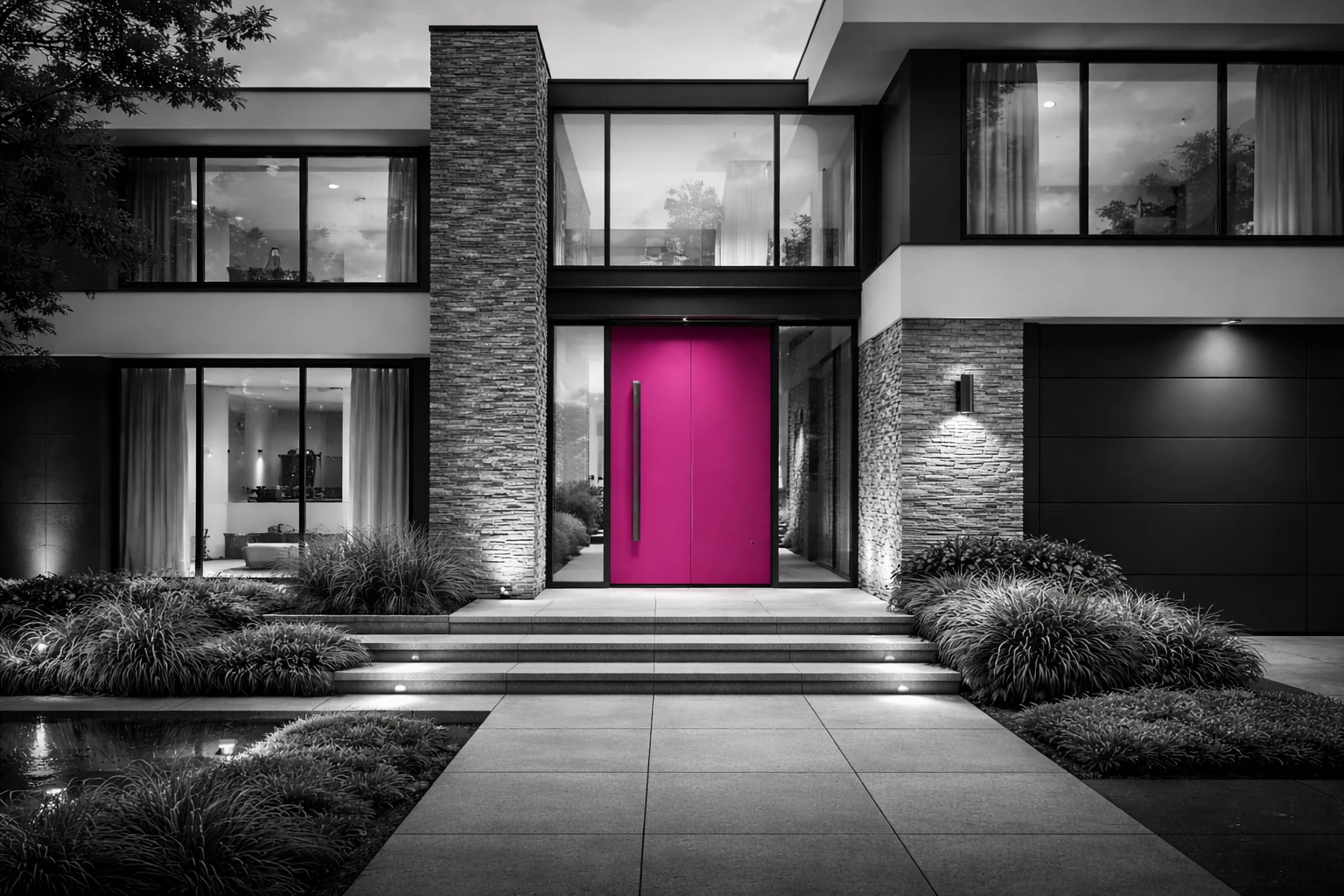 Entrée d’une maison contemporaine avec une porte fuchsia